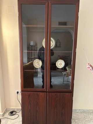 Vitrina de madera y cristal
