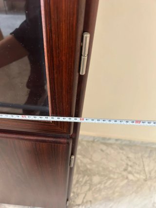 Vitrina de madera y cristal