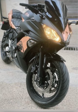 Kawasaki Ninja 650 2018 Negra y Dorada