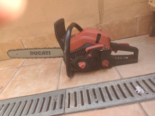 Motosierra Ducati con accesorios