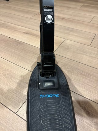 Patinete Eléctrico Negro con Cargador