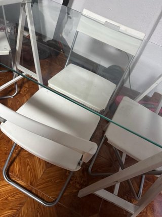 Mesa de cristal y 4 sillas blancas
