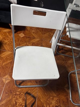 Mesa de cristal y 4 sillas blancas