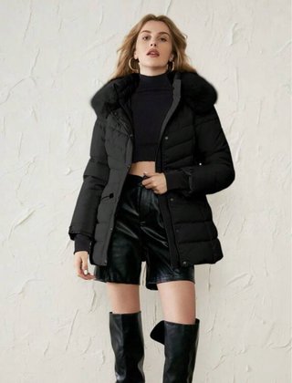 Abrigo negro con cinturón y capucha