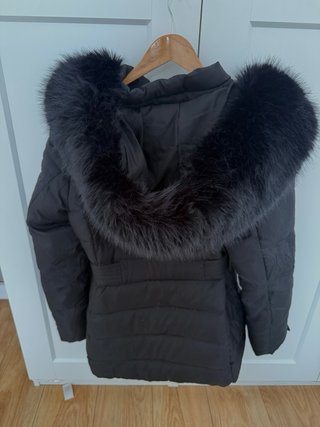 Abrigo negro con cinturón y capucha