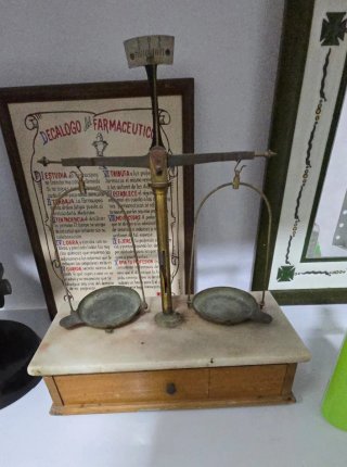 Báscula de farmacia antigua