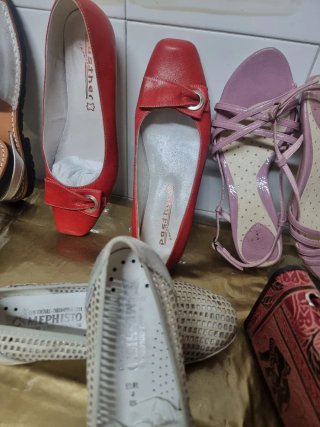 Lote 4 pares zapatos y una cartera