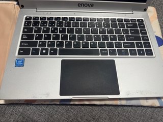 Portátil Enova Plata Con cargador y dos fundas