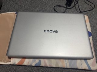Portátil Enova Plata Con cargador y dos fundas