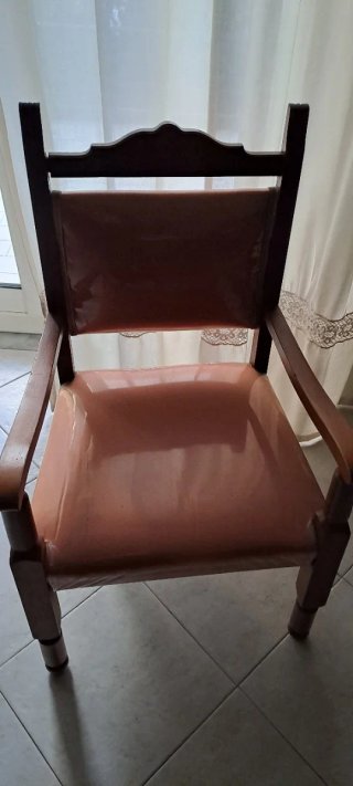 Poltroncina in legno con seduta in raso rivestito