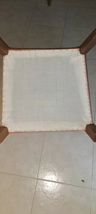 Poltroncina in legno con seduta in raso rivestito