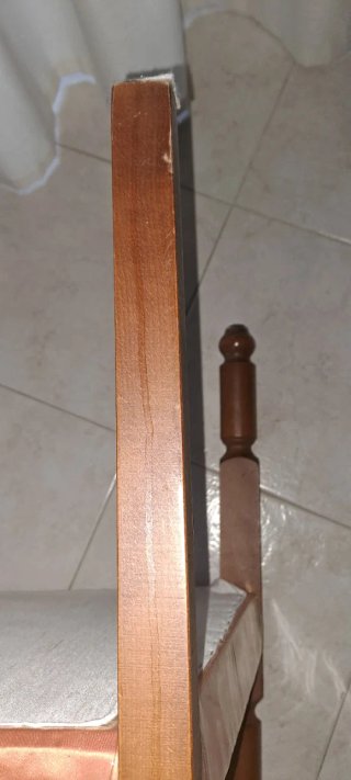 Poltroncina in legno con seduta in raso rivestito