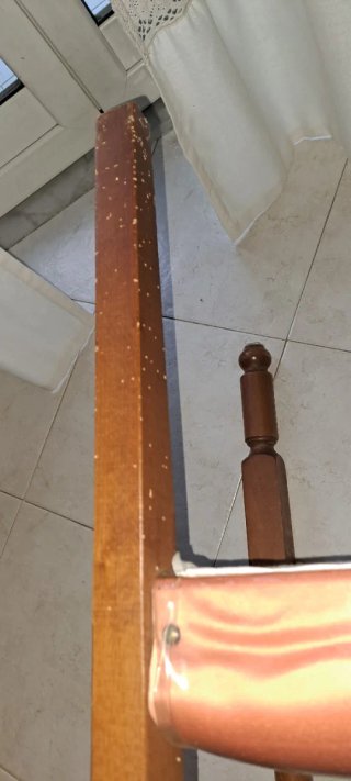 Poltroncina in legno con seduta in raso rivestito
