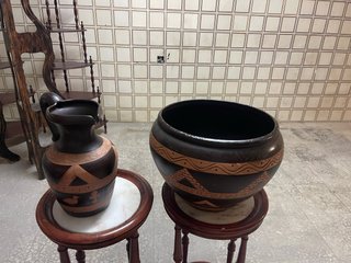 Jarrón y macetero de cerámica y madera
