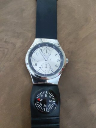 Reloj cuarzo con brújula