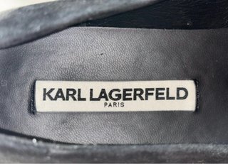 Mocasines Karl Lagerfeld Paris negros con cadena
