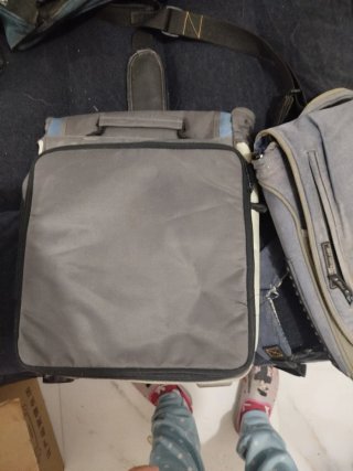 Mochila de tela beige y gris