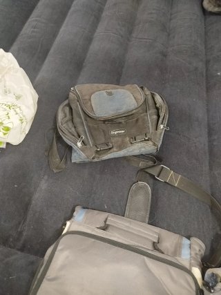 Mochila de tela beige y gris