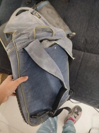 Mochila de tela beige y gris
