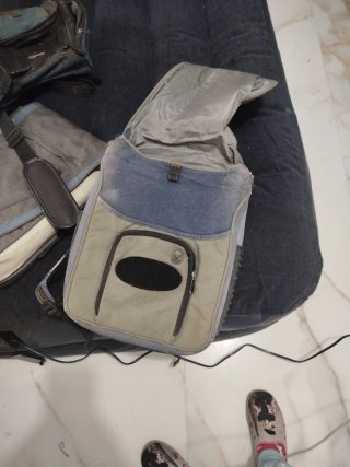 Mochila de tela beige y gris