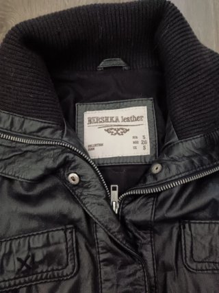 Cazadora de piel negra