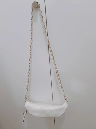 Bolso blanco acolchado cadena dorada entrelazada.
