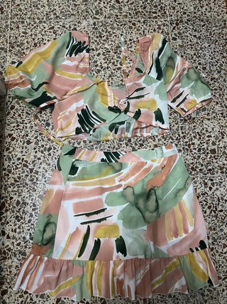 Conjunto falda y top estampado sin estrenar