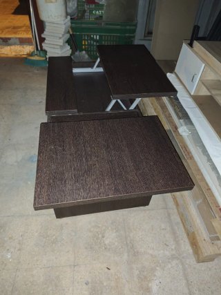 Mesita elevable de madera color wenge.