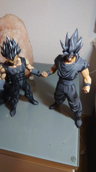 Figuras de Goku y Vegeta DBZ pintadas a mano