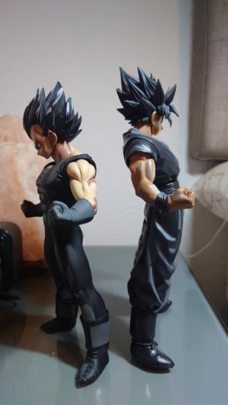 Figuras de Goku y Vegeta DBZ pintadas a mano