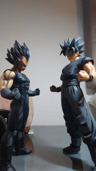 Figuras de Goku y Vegeta DBZ pintadas a mano