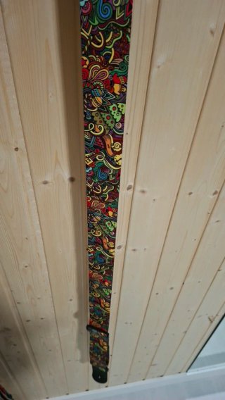 Correa de guitarra con diseño colorido