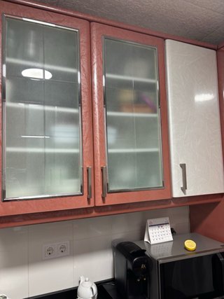 Muebles de cocina blancos y plateados