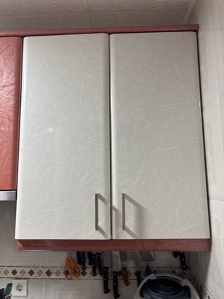 Muebles de cocina blancos y plateados