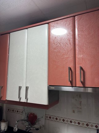 Muebles de cocina blancos y plateados