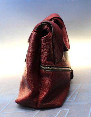 Bolso de piel burdeos y cremalleras plateadas Cats.