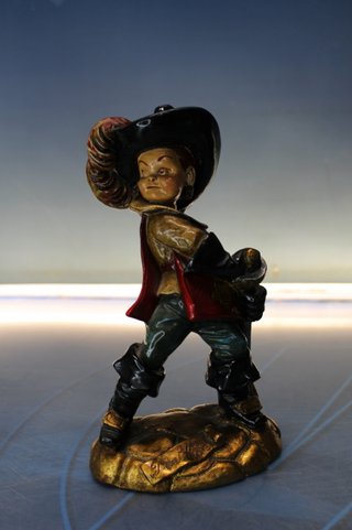 Los Mosqueteros: Athos, Porthos, Aramis y D'Artagnan. Estuco pintado a mano.