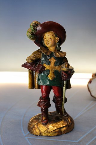 Los Mosqueteros: Athos, Porthos, Aramis y D'Artagnan. Estuco pintado a mano.