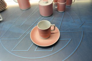 Precioso juego de café Bidasoa. Años 50-60. Rosa y blanco.