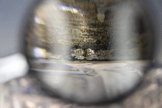Antigua botella licorera, decantador de cristal tallado y plata labrada.