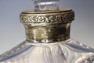 Antigua botella licorera, decantador de cristal tallado y plata labrada.