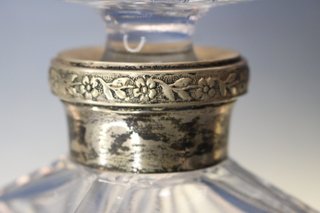 Antigua botella licorera, decantador de cristal tallado y plata labrada.