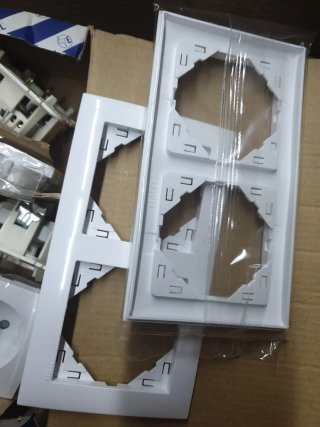 4 enchufes de pared blancos