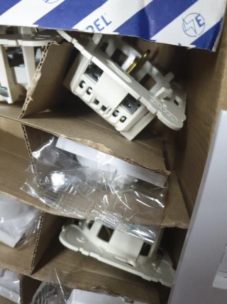 4 enchufes de pared blancos