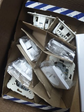 4 enchufes de pared blancos