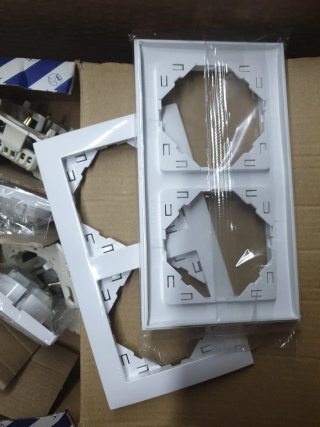 4 enchufes de pared blancos