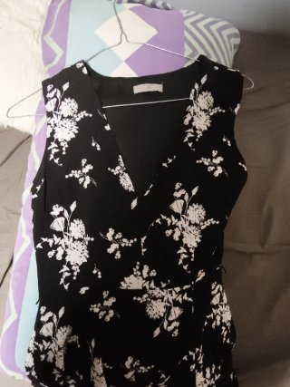 Vestido negro con estampado floral blanco