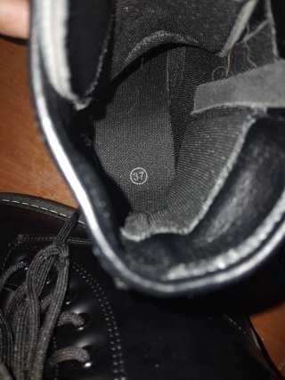 Botas negras con cordones