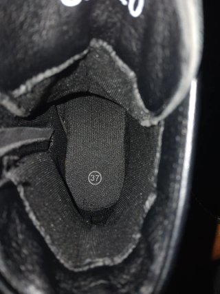 Botas negras con cordones