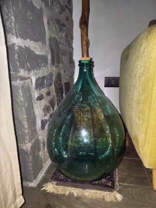 Damigiana in vetro verde di medie dimensioni